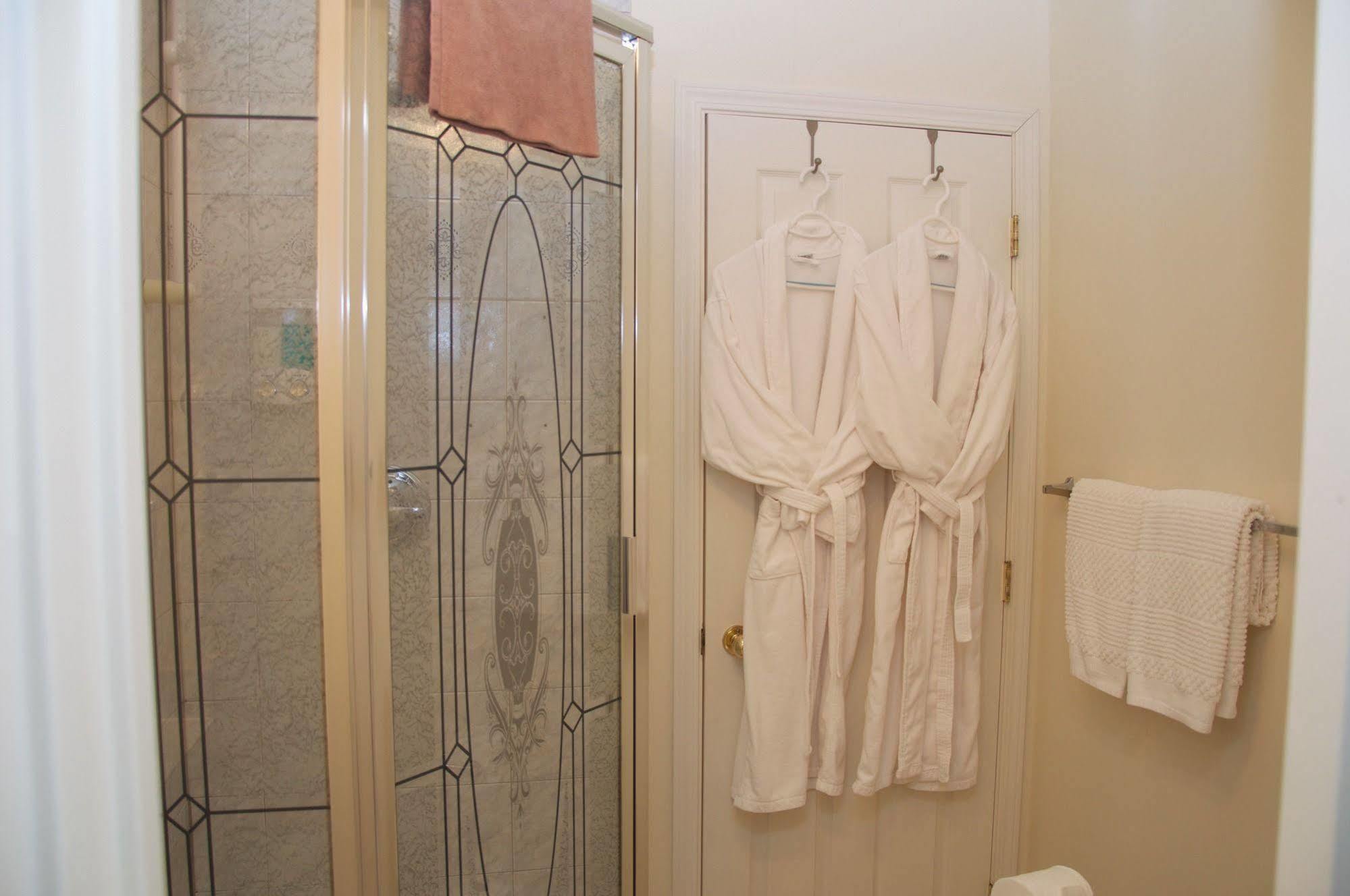 Enchanter Ocean View Suites Madeira Park Exterior photo